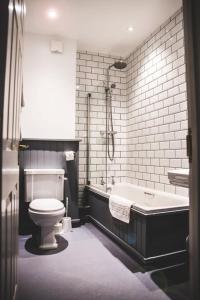 łazienka z wanną, toaletą i wanną w obiekcie Tyacks Hotel w mieście Camborne