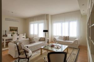 sala de estar con sofá y mesa en Casa Gramsci luxury apartment en Pesaro