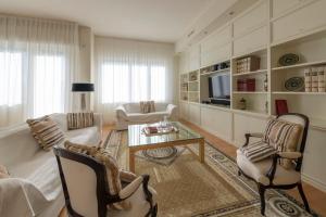 ペーザロにあるCasa Gramsci luxury apartmentのリビングルーム(ソファ、テーブル付)