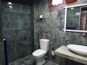 ein Bad mit einem WC und einem Waschbecken in der Unterkunft Star Guest in Balangoda