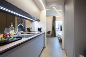 cocina con fregadero y encimera en ARKADIA Rooms & Apartments, en Cagliari