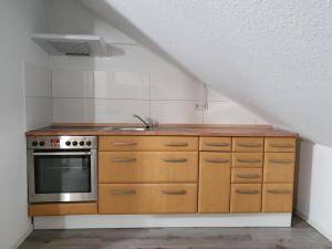 Il comprend une cuisine équipée d'un évier et d'une cuisinière. dans l'établissement Stilvoll Wohnen in Oldenburg Kreyenbrück Apartments, à Oldenbourg