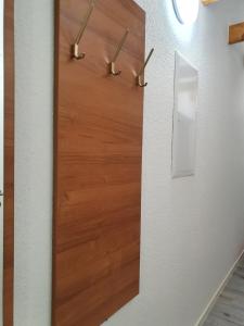 a wooden door in a room with a wall at Stilvoll Wohnen in Oldenburg Kreyenbrück Apartments in Oldenburg