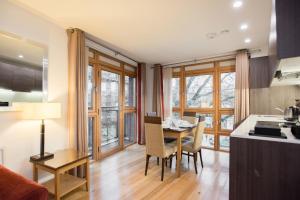 ครัวหรือมุมครัวของ PREMIER SUITES Bristol Cabot