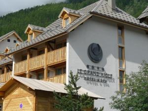 Nespecifikovaný výhled na hory nebo výhled na hory při pohledu z hotelu