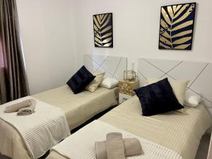 Postel nebo postele na pokoji v ubytování PUERTO BANUS BEACH MODERNO Apartamento