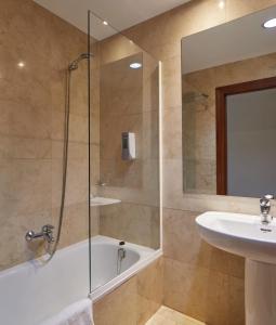 Kúpeľňa v ubytovaní Iraipe Logroño Hotel