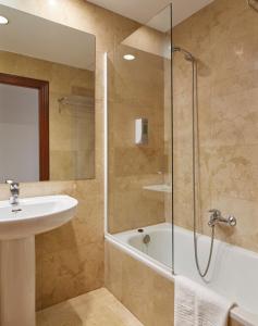 Kúpeľňa v ubytovaní Iraipe Logroño Hotel