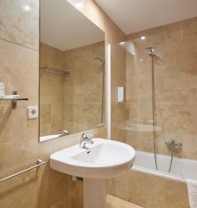 Kúpeľňa v ubytovaní Iraipe Logroño Hotel