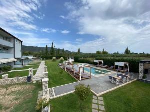 an aerial view of a backyard with a swimming pool at A Ponte Studios & Apartments in Sykia Chalkidikis