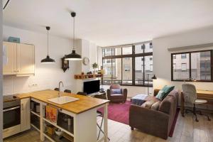 an open kitchen and living room in a apartment at Vcv Apartamento San Telmo in Las Palmas de Gran Canaria