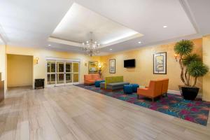 un vestíbulo de un hotel con sofás y sillas en La Quinta Inn & Suites by Wyndham Broussard - Lafayette Area, en Broussard