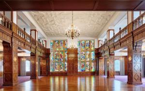 Hotel Kansas City, in The Unbound Collection by Hyatt في كانساس سيتي: غرفة كبيرة بها ثريا ونوافذ زجاجية ملطخة