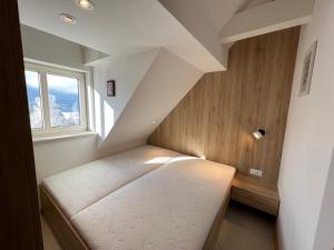 Tempat tidur dalam kamar di Gloria Holiday - Apartment Bohinj