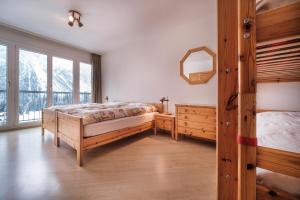 um quarto com 2 camas e uma grande janela em Bristol 41 Ferienwohnung im Herzen von Arosa em Arosa