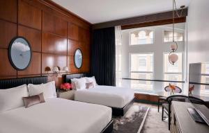 Hotel Kansas City, in The Unbound Collection by Hyatt tesisinde bir odada yatak veya yataklar
