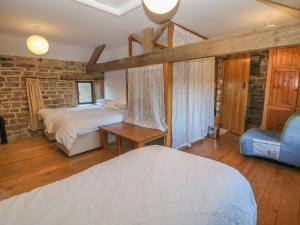 Llit o llits en una habitació de Wyndell Cruck Cottage