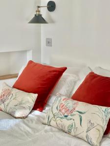 A bed or beds in a room at Slowley Farm Cottage