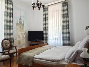 - une chambre avec un lit, une fenêtre et une télévision dans l'établissement La Teo Pensiune si Pivnita, à Sighişoara