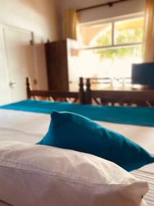 Postel nebo postele na pokoji v ubytování Sri Gemunu Beach Resort