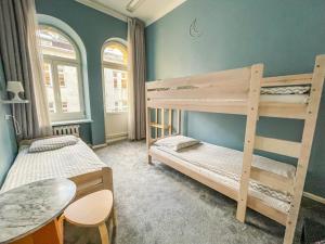 Postel nebo postele na pokoji v ubytování Moon Hostel Warszawa