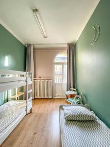 Postel nebo postele na pokoji v ubytování Moon Hostel Warszawa