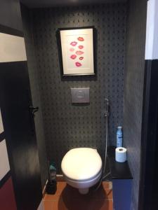 baño con aseo y una foto en la pared en Le Mondrian atypique Intra-Muros, en Aviñón