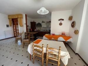 cocina y comedor con mesa y sillas en Casa Vacanze Rì Zìì, en Montecorice