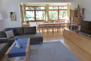 Televízia a/alebo spoločenská miestnosť v ubytovaní Villa Schnuck - das rote Ferienhaus