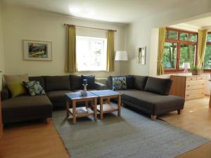 sala de estar con sofá y mesa en Villa Schnuck - das rote Ferienhaus, en Bad Gastein