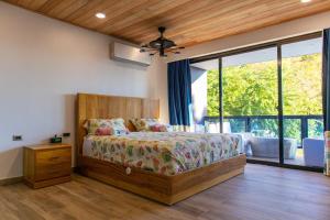 1 dormitorio con cama y ventana grande en Residencial SFA Pedernales en Pedernales