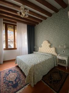 Postel nebo postele na pokoji v ubytování Locanda Casa Querini