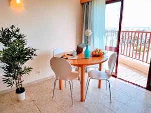 Cette chambre dispose d'un balcon avec une table et des chaises. dans l'établissement Seaview Apartment Clube Praia Mar, à Portimão