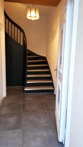 einen Flur mit einer Treppe in einem Haus in der Unterkunft Dachgeschosswohnung mit Seeblick in Ahrensbök