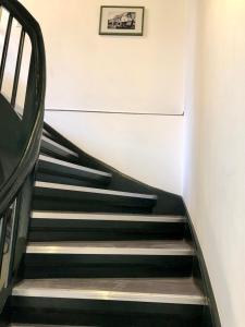 eine Treppe in einem Gebäude mit einem Bild an der Wand in der Unterkunft Dachgeschosswohnung mit Seeblick in Ahrensbök