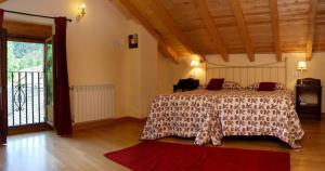 1 dormitorio con 1 cama con alfombra roja en Casa Rural Las Verdes l y II en Torre de Babia