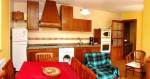 A kitchen or kitchenette at Casa Rural Las Verdes l y II