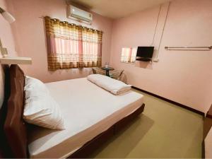 een kleine ziekenhuiskamer met een bed en een raam bij เกาะลิบงซันไรส์ โฮมสเตย์ Koh libong sunrise Homestay in Ko Libong