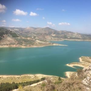 una vista aérea de una gran masa de agua en Cortijo Rocas Altas, en Iznájar