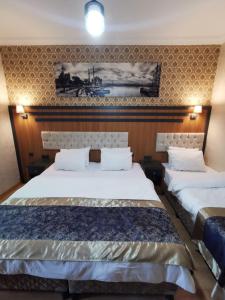 イスタンブールにあるBig Apple Hotelのベッド2台が備わる客室で、壁に絵が描かれています。