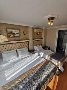 2 łóżka w pokoju hotelowym z 2 łóżkami w obiekcie Big Apple Hotel w Stambule