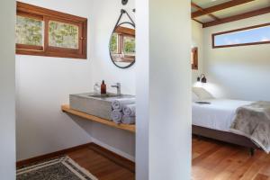 a bathroom with a sink and a bed in a room at Vale Mandaçaia in Urubici +24 photos