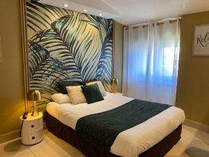 Postel nebo postele na pokoji v ubytování Logis Hôtel Le Glacier