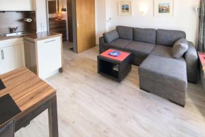ein Wohnzimmer mit Sofa und Tisch in der Unterkunft Ferienwohnung Likedeelers in Norddeich + 5 Fotos