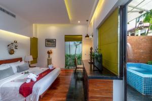 1 dormitorio con 1 cama grande y bañera en King Rock Boutique Hotel, en Siem Reap