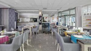 赛斯韦泰佐夫克萨格勒布酒店的餐厅里有桌椅的餐厅