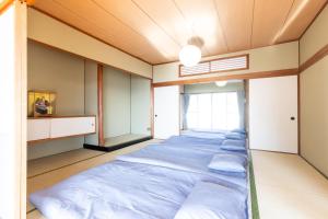 Postel nebo postele na pokoji v ubytování Keiko"s Home 宮浦一日一組限定海の絶景オーシャンビューのラグジュアリー別荘2000m2BBQ可海釣公園