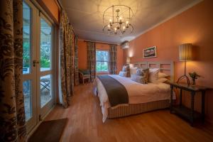 um quarto com uma cama e uma grande janela em Wild Olive House em Hermon