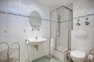 Baño blanco con aseo y lavamanos en Hanse-Hof Wohnung 05, en Boltenhagen