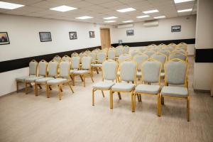 a room with a row of chairs in a classroom at AMAKS City Hotel in Krasnoyarsk